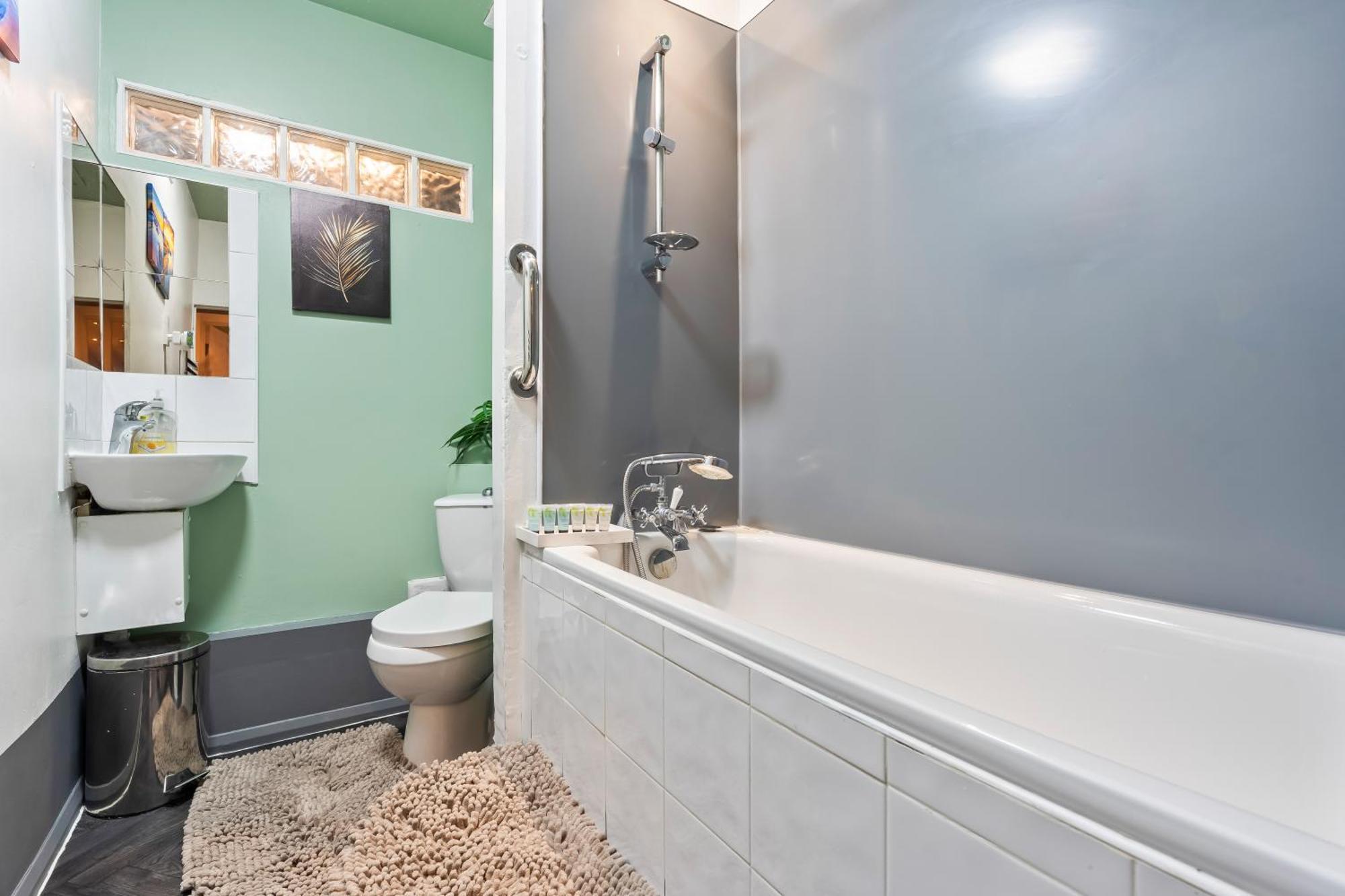 Comfy 4Br House Close To Subway London Eksteriør billede